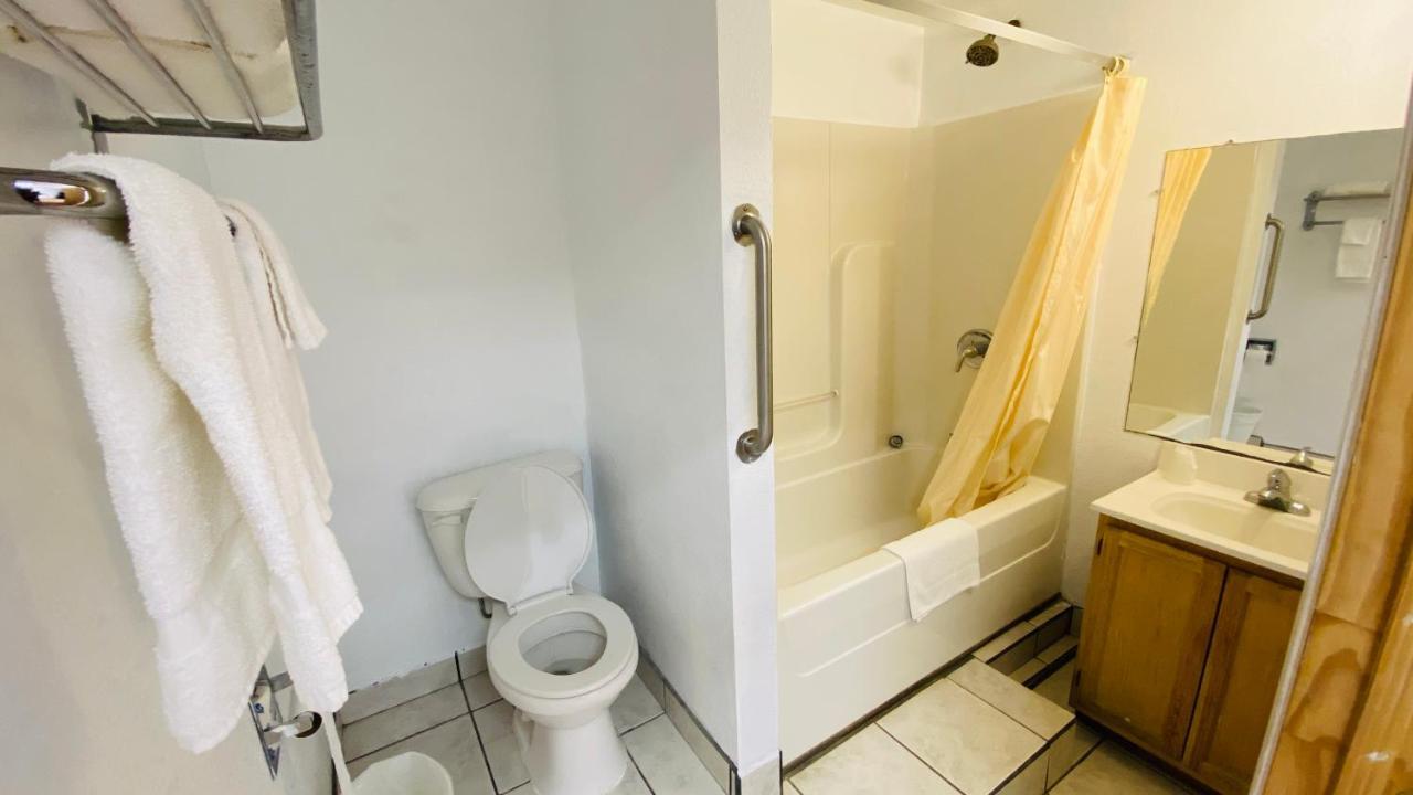 Budget Inn & Suites Freer Bagian luar foto